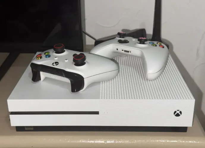 XBOX One S 512GB com dois controles