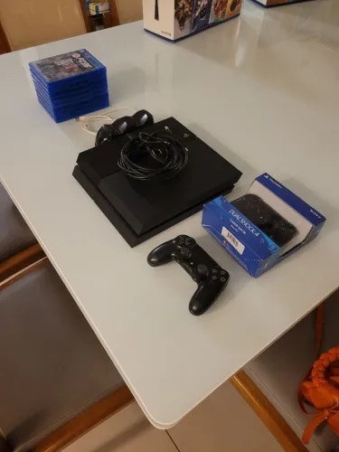 PlayStation 4, com 2 controles e carregador, 500 GB e 8 jogos