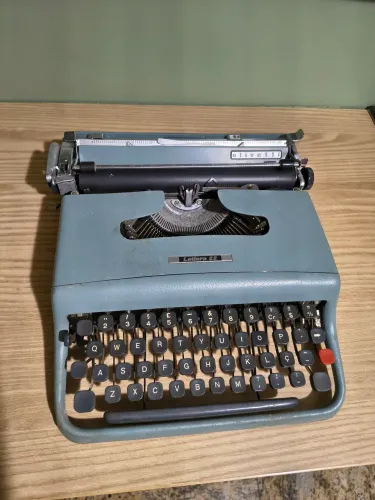 Máquina de escrever Olivetti Lettera 22 - Vintage