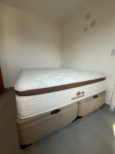 COLCHÃO KINGSDOWN SUPER LUXO + BAÚ EM SUEDE - TAMANHO QUEEN