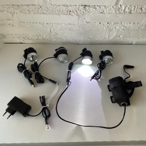 Rf126 - Lâmpadas de led (4 unidades) com bateria selada e carregador
