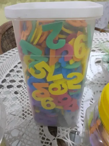POTES COM LETRAS E NUMETOS EM EVA