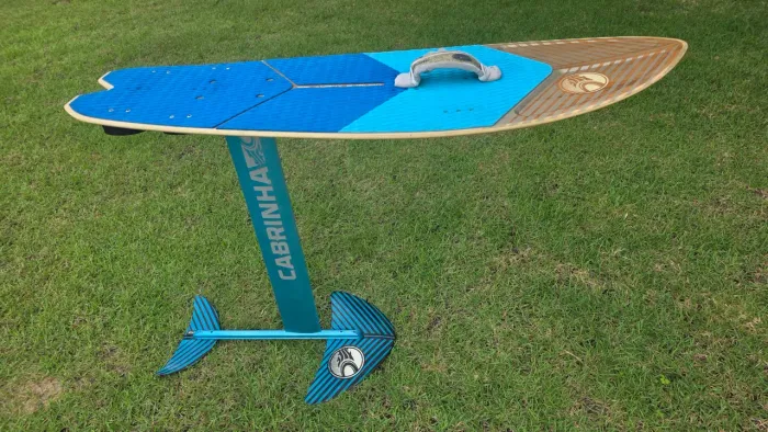 Prancha kite Cabrinha foil 135 com mastro 100 estado de zero<br>R$4.500