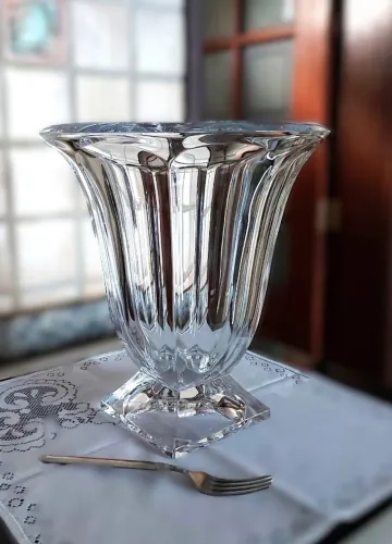 Imponente vaso em bloco de cristal translúcido, com base quadrangular facetada