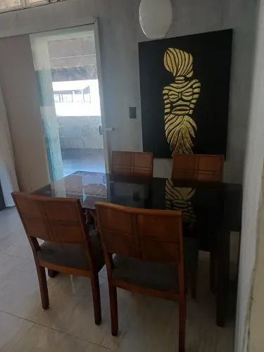 Mesa de madeira maciça com 4 cadeiras
