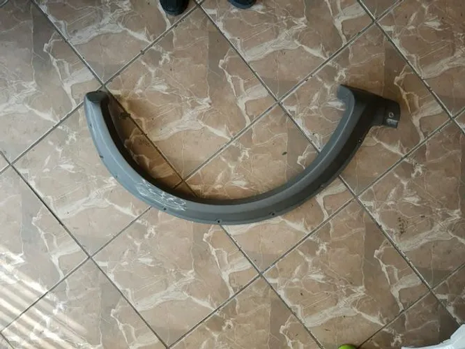 Moldura do vão de roda dianteiro direito Suzuki Jimny