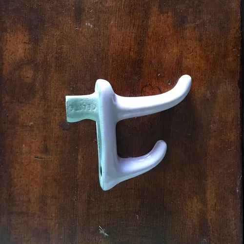 Porta Toalha de Porcelana Celite Antigo