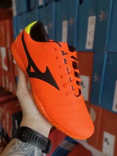 chuteira vermelha mizuno