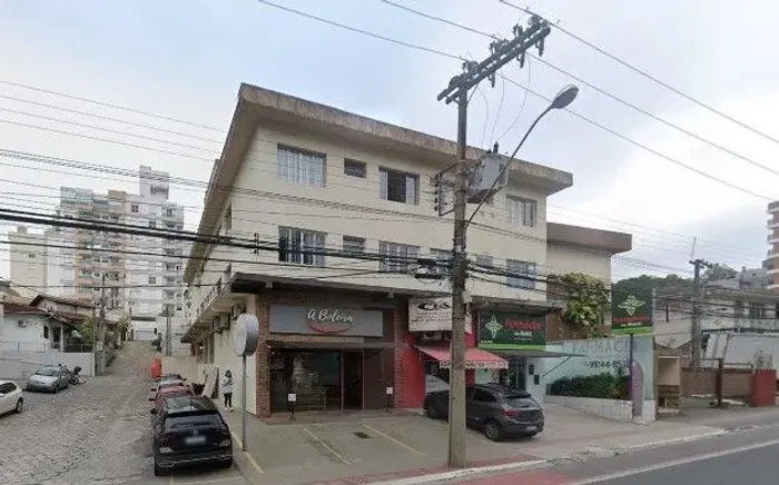 Loja comercial á venda na Carvoeira.