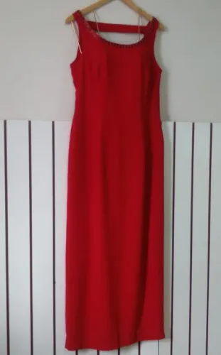 Vestido longo modelo festa vermelho com bordado em canutilhos no decote frente e costas