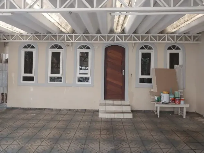Sobrado 4 dormi, 2 wc, cozinha, sala de TV e sala de jantar, garagem 2 veículos, lavanderi