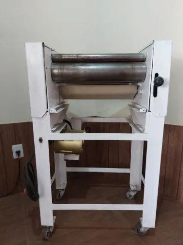 Vendo modeladora de pães extremamente conservada.