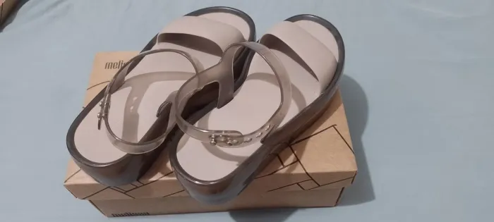 Sandália Melissa Float Plat Bege e Leve um cropedd a sua escolha TAM entre M, G
