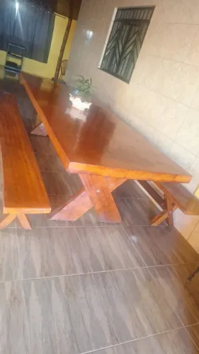 Mesa de madeira maciça 