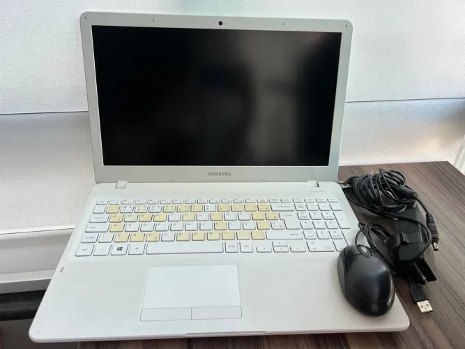 Notebook Portátil Samsung Branco + mouse + carregador - Intel Core i3, SSD 250GB, 4GB RAM