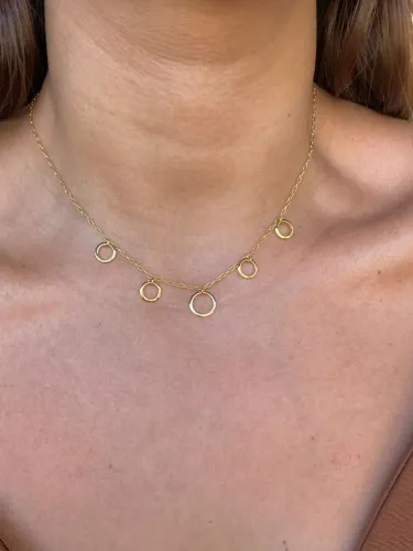 Colar de círculos vazados banhado a ouro 18k R$39,99