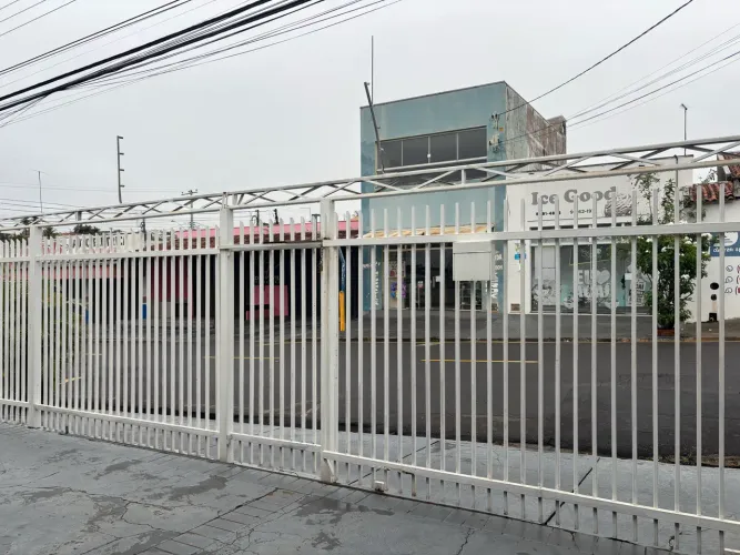 Portão de correr com grade de ferro