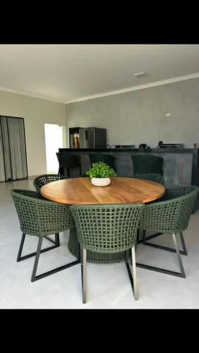 CONJUNTO MESA MADEIRA RIPADA PARA ÁREA EXTERNA - CADEIRAS DE CORDA NÁUTICA