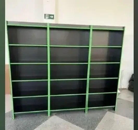 PRATELEIRA EXPOSITORA COM FITA VERDE