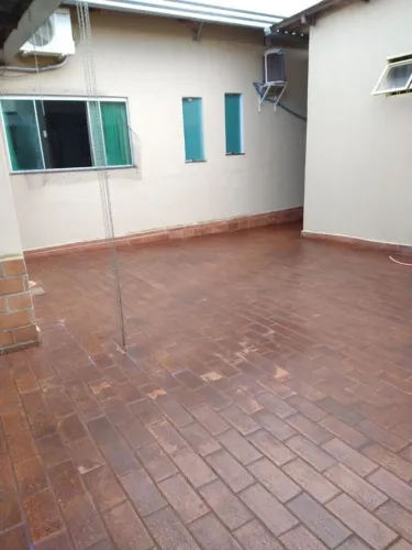 Casa no Centro de Nova Veneza, localizada na quadra do Museu, uma rua abaixo da Praça 