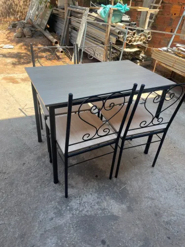 Jogo de mesa com cadeiras vintage