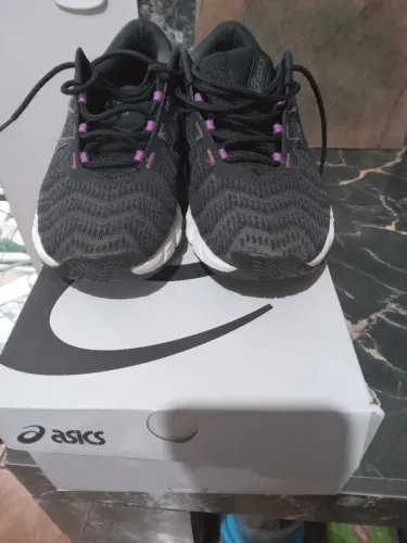 Tênis Asics para atividades físicas
