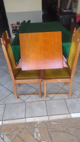 Mesa dobrável com cadeiras
