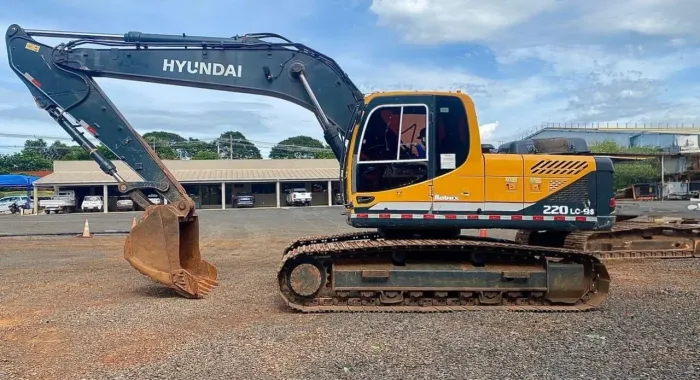 Escavadeira Hyundai 220 LC-9S ano 2013 com 9.100 horas, ar condicionado, em MG