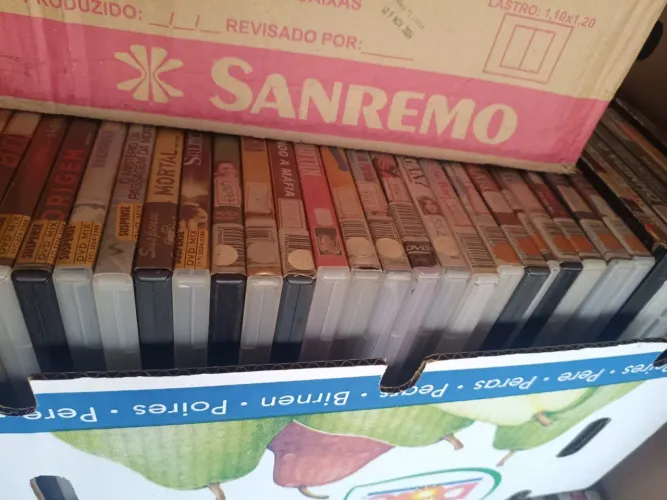 Aceito proposta em Acervo de locadora cerca de 10 mil DVDs original 