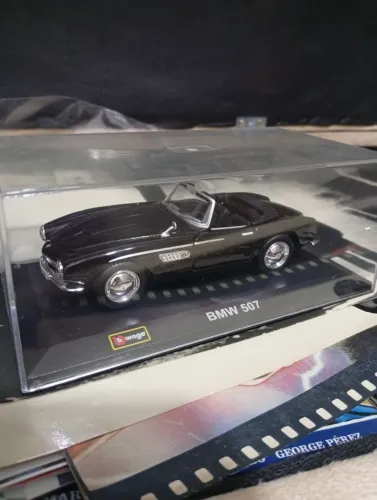 Miniatura BMW 507 em escala 1/43