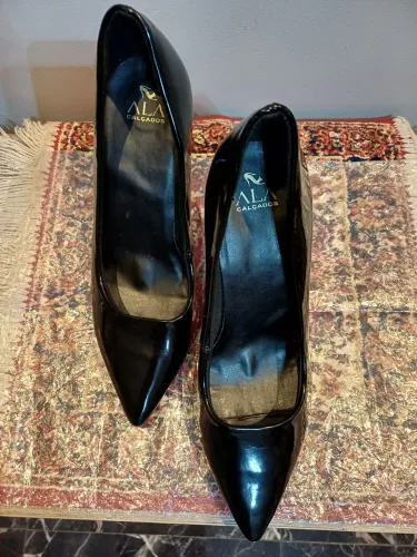 Scarpin em verniz preto Ala calçados, tam.37 .