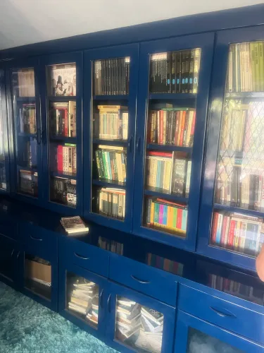 Estante de luxo com portas madeira e vidro para sala ou biblioteca.