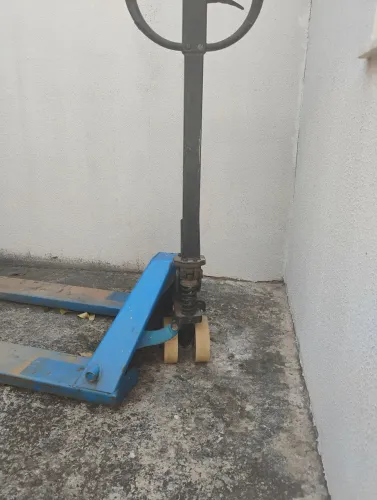 Carrinho de mão hidráulico