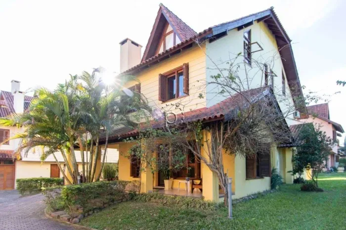 Casa em condomínio de 3 dormitórios à venda no bairro Guarujá