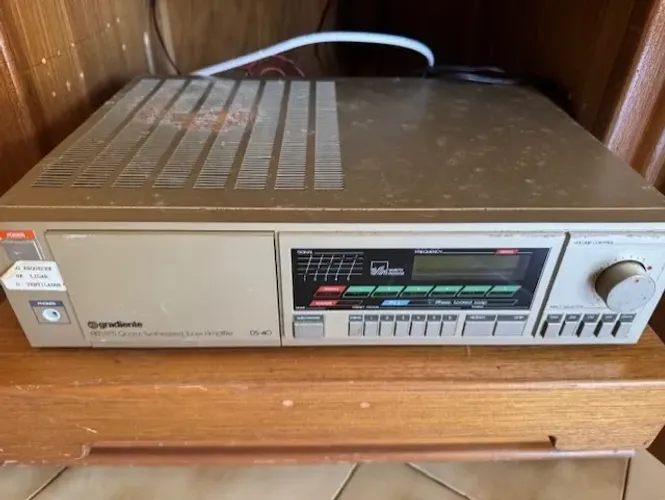 AMPLIFICADOR E TOCA FITAS GRADIENTE