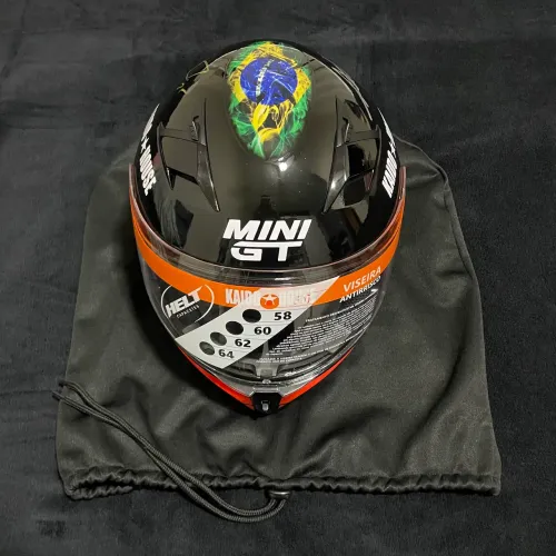 Mini GT - Capacete Salão Diecast 6