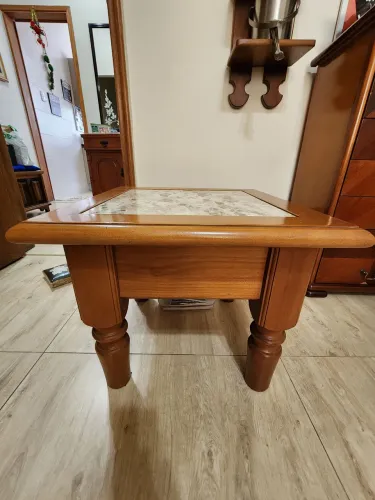 Mesa lateral em madeira com tampo em mármore