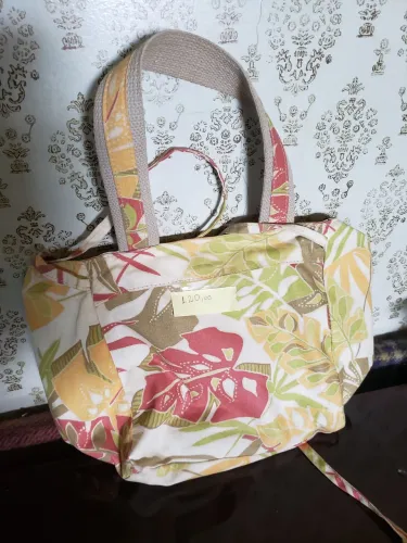 Bolsa de mão estampada floral