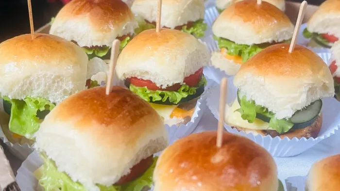 Mini hambúrguer pão caseiro 