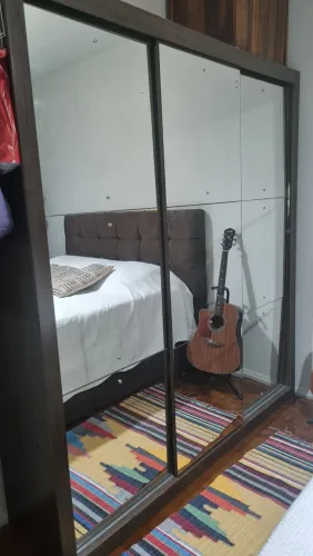 Armário 3 portas muito novo.