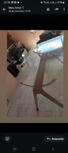 Mesa retangular de vidro com avaria 