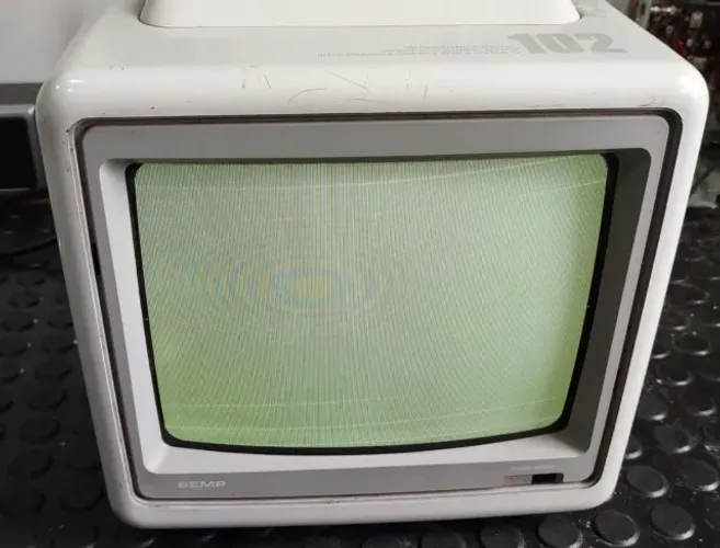 TV de tubo antiga portátil 10" Semp Toshiba TVC 102 - leia atentamente a descrição