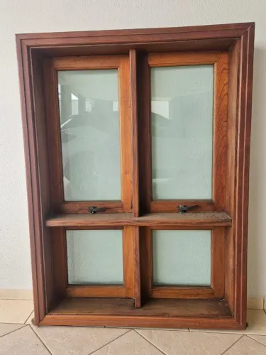 Linda janela montada de Cedro maciça.