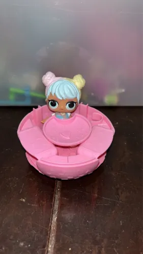  Boneca L.O.L. Surprise! Mix & Make Birthday Cake Tot (personagem Bon Bon 