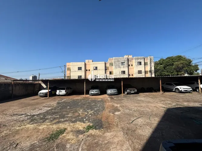 Área disponível para locação no bairro Brasil em Uberlândia-MG