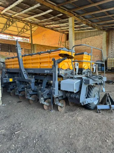 Plantadeira Valtra 2509, ano 2013, 25 Linhas de inverno e 9 linhas de verão