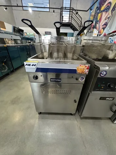 Fritadeira elétrica 380V trifásico  44 litros água e óleo metvisa 