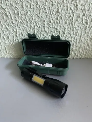 Mini Lanterna Recarregável com Case
