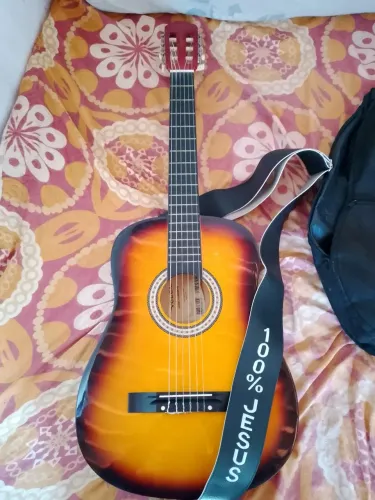 Violão da marca Vogga