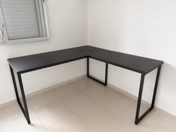 Mesa em L industrial preta